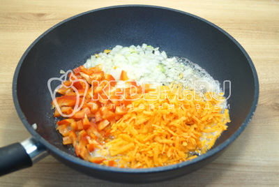 На сковороде с растительным маслом обжарить мелко нашинкованный лук, тертую морковь и нарезанный болгарский перец.