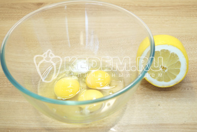 В миске взбить яйца с щепоткой соли и лимонным соком.