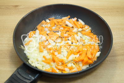 Обжарить на сковороде с растительным маслом лук и морковь, 1-2 минуты.