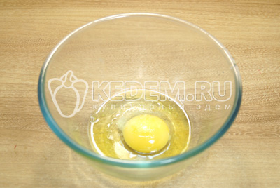 Яйцо взбить с солью и растительным маслом в миске.