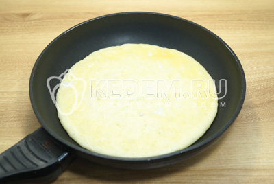 Вылить смесь на горячую сковороду и готовить с двух сторон ячный блин.
