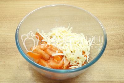 В миску нарезать помидоры соломкой и натереть сыр на крупной терке.