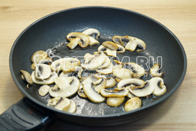 На сковороде с 2 ст. ложками растительного масла обжарить грибы 2-3 минуты.