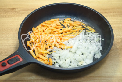 На сковороде с растительным маслом обжарить мелко нашинкованный лук и морковь нарезанную соломкой, 2-3 минуты.