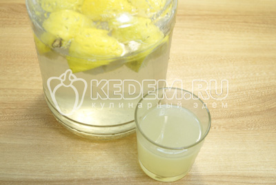 Выжатые лимоны переложить в большую банку или графин, залить прохладной водой. Добавить сок лимонов.
