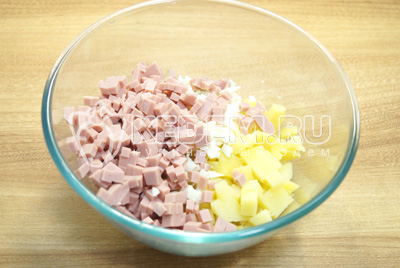 Нарезать мелкими кубиками в миску картошку, яйца и колбасу.