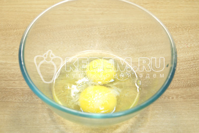 Яйца взбить в миске с щепоткой соли.