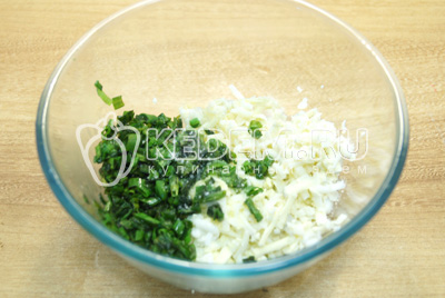 В миску натереть яйца на терке, добавить зеленый лук и посолить начинку.