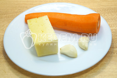 Сыр и морковь натереть на терке, чеснок пропустить через пресс.
