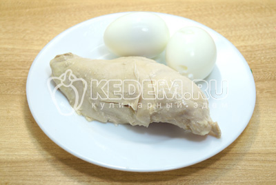 Куриное филе и яйца отварить до готовности и остудить.