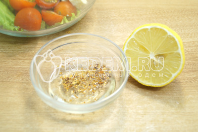 В миске смешать масло, смесь перцем и сок лимона.