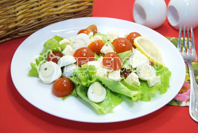 Салат с помидорами, сыром и перепелиными яйцами