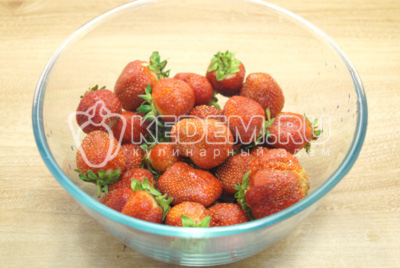 тобы приготовить варенье из клубники с целыми ягодами, ягоды клубники надо хорошо вымыть и обсушить.