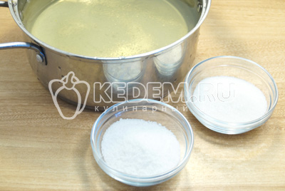 Слить воду в сотейник добавить соль и сахар. Из расчета на 1 литр 2 ст. ложки сахара, 2 ст. ложки соли.