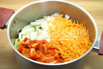 Добавить мелко нашинкованный лук и тертую морковь.