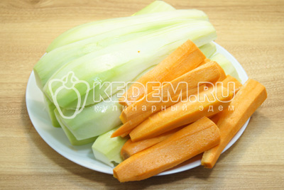 Кабачки и морковь очистить и нарезать.