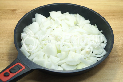 Крупно нарезанный лук обжарить на сковороде с 2 ст. ложками растительного масла до мягкости 4-5 минут.
