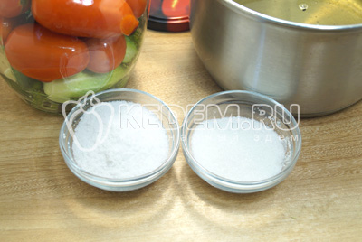 Воду слить в кастрюлю, добавить на 1 литр 3 ст. ложки сахара, 2 ст. ложки соли. Маринад вскипятить, добавить на 1 литр 1 ч. ложку уксусной эссенции.