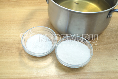 Воду слить в кастрюлю и добавить на 1 литр 6 ст. ложек сахара и 2 ст. ложки соли.