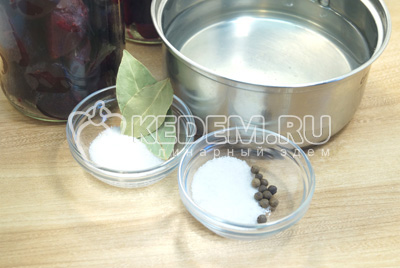Для маринада на 1 литр воды добавить пару лавровых листов, 5-6 горошин душистого перца,1 ст. ложки сахара и 1 чайную ложку соли.