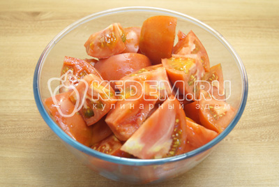 Крупные помидоры вымыть и нарезать.