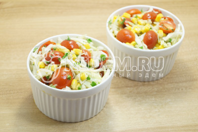 Разложить по салатницами или выложить в большой салатник.