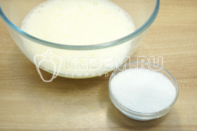 Взбить яйца с щепоткой соли до пышной пены. Добавить понемногу сахар и продолжать взбивать.
