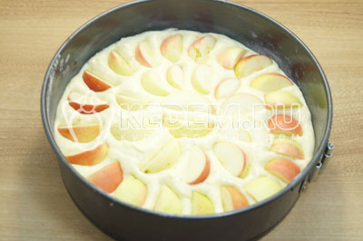 Выложить тесто и разровнять. Из яблок удалить сердцевины и выложить ломтиками.