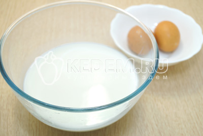 Молоко подогреть до теплого и разбить в него яйца, хорошо перемешать.