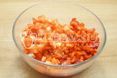 В миску нарезать кубиком помидоры и болгарский перец.