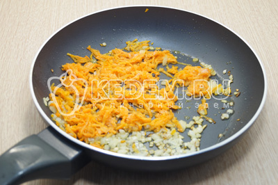 На сковороде с растительным маслом обжарить мелко нашинкованный лук и тертую морковь.