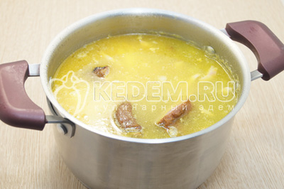 Пережаренные овощи с грудинкой добавить в кастрюлю и посолить суп по вкусу.Варить 5-7 минут.