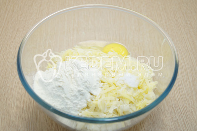 Добавить тертый сыр, яйцо, муку и соль.