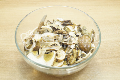 Сушеные белые грибы залить теплой водой и оставить на 20 минут.