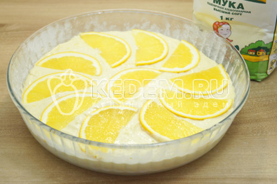 Второй апельсин нарезать тонкими ломтиками и украсить сверху пирог.