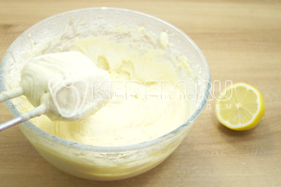Добавить сок половинки лимона и хорошо перемешать тесто.