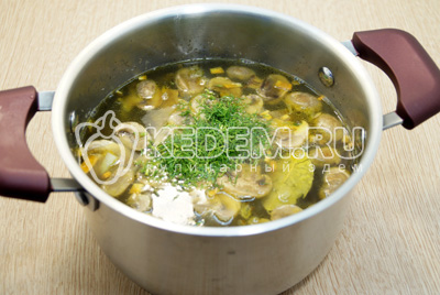 Добавить мелко нашинкованный укроп, лавровый лист и посолить. Дать супу настояться под крышкой 15 минут.