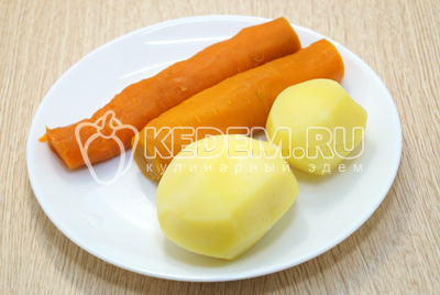 Отварить картофель и морковь, остудить и очистить.