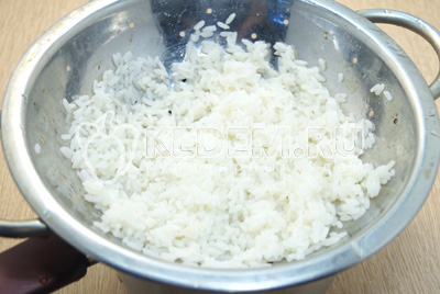 Рис отварить до готовности, промыть и откинуть на сито.
