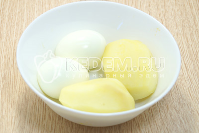 Картофель и яйца отварить, остудить и очистить.