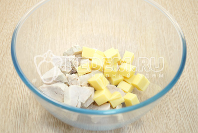 В миску нарезать кубиками курицу и сыр.