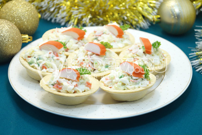Крабовый салат в тарталетках «Новогодняя вечеринка»