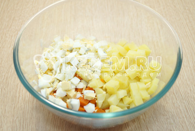 В миску нарезать кубиками морковь, картофель и яйца.