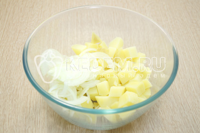 В миску нарезать кубиками картофель и полукольцами лук.