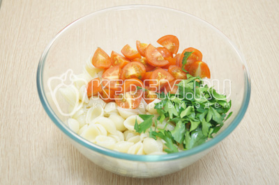 Переложить макароны в миску и добавить помидорчики черри и зелень.