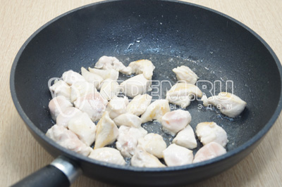 На сковороде с растительным маслом обжарить кусочки курицы, 5-7 минут.