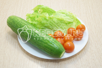 Овощи и листья салата хорошо промыть и обсушить.