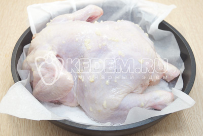 Курицу обмазать смесью растительного масла с лимоном и выложить на соль, грудкой вниз.
