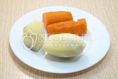 Картофель и морковь отварить, остудить и очистить.
