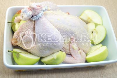 Нафаршировать курицу яблоками вместе с веточками тимьяна. Выложить курицу в форму и добавить остальные яблоки нарезанные пополам или целиком.
